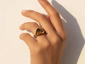 Anillo de Mujer con Piedra Natural de Ojo de Tigre, Bañado en Oro de 18K, con Diseño de Corazón Recortado - Product Image 2