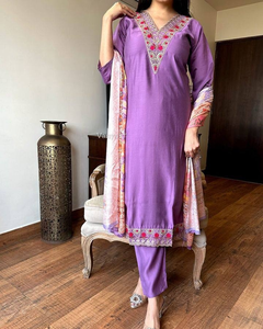 Ensemble Kurti droit en viscose Chanderi lavande uni pour femme avec pantalon et dupatta en soie imprimée - Product Image 3