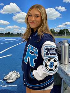 Chaqueta universitaria personalizada para damas, para esta jugadoras de fútbol americano de la escuela secundaria Los Osos. - Product Image 4