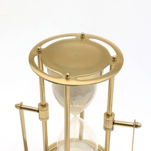 Reloj de arena tradicional de latón con bulbo de vidrio y marco metálico, hecho a mano para un cronometraje preciso - Product Image 6