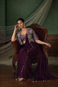 Sari en crêpe de soie de créateur avec veste brodée de sequins et ensemble Koti - Product Image 2