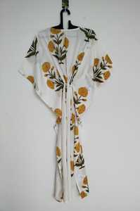 Caftán indio de algodón con estampado floral amarillo, hecho a mano, ligero, para la playa. - Product Image 5