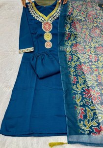 Ensemble Kurti, pantalon et dupatta en soie vaticana premium avec broderie élégante, travail de sequins et dupatta en chanderi imprimé numérique de qualité supérieure - Product Image 5