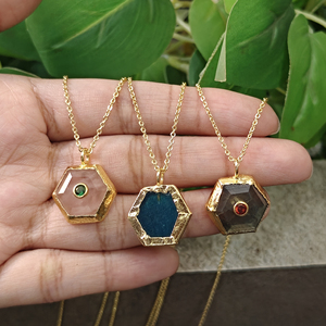 Pendentif en or massif plaqué 18 carats avec pierres précieuses (labradorite, quartz rose, apatite, jade) et accents minimalistes en zircon cubique – Bijoux de mode en gros - Product Image 5