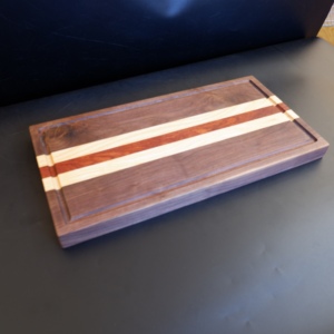 Planche à découper rectangulaire en bois avec motif rayé, surface antidérapante, fabriquée au Vietnam - Product Image 4