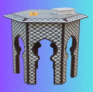 Taburete con incrustaciones de escamas de pez negras disponible a precios de mayorista presenta un patrón geométrico moderno en forma octogonal. - Product Image 3