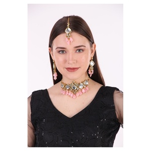 Ensemble de bijoux ethniques plaqués or avec pierres turquoise Kundan, collier à pampilles, boucles d'oreilles et Maang Tikka pour femmes, idéal pour les mariages et les tenues de mariée. - Product Image 3