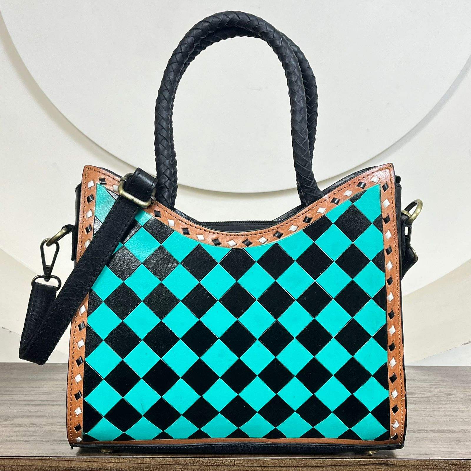 ลายตารางสีเทอร์ควอยซ์และดำ