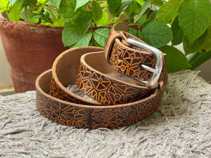 Cinturones de mujer Vintage personalizados de cuero de vaca de alta calidad cinturón de cuero genuino de grano completo en relieve de lujo para hombres - Product Image 2