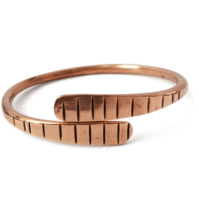 Bracelet en cuivre martelé fait main, créations anciennes, style minimaliste, bijoux ayurvédiques de luxe, personnalisation, logo personnalisé, promotionnel - Product Image 2