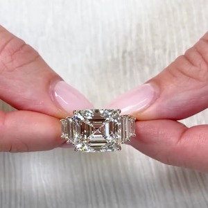 Anillo de compromiso de cinco piedras con diamante cultivado en laboratorio de corte Asscher de 9.5 quilates y oro amarillo de 14 quilates con claridad D-E-F VVS-VS certificada por IGI - Product Image 1