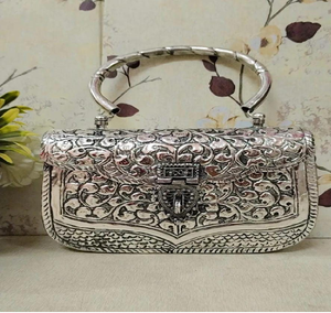 Pochette ovale en laiton argenté avec de fines découpes florales en forme de filet, une rabat incurvé et deux poignées métalliques supérieures, au prix de gros - Product Image 6