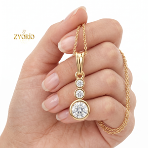 Collier pendentif tendance pour femme en diamant de laboratoire plaqué or 18 carats et rhodium - Product Image 2