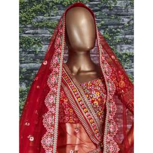 Impresionante ropa de Boda nupcial Lehenga Choli bordada en rojo con color y detalles impresionantes - Product Image 2