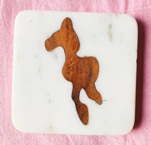 Sous-verres en bois de luxe fabriqués à la main avec incrustation de marbre Tapis et tampons en pierre uniques pour la décoration intérieure élégante et les cadeaux - Product Image 1
