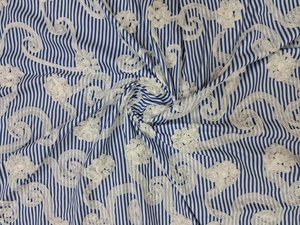 Tissu en coton rayé en gros avec cordon en maille surélevé et embellissements floraux pour collections de mode modernes - Product Image 4