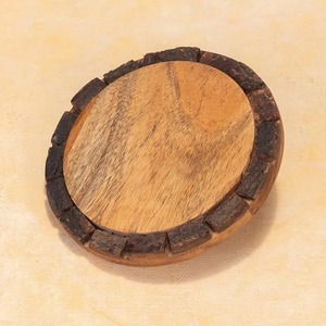 Sous-verres ronds en bois faits à la main, finition bois naturel, antidérapants, design Wabi Sabi, tapis et dessous de plat - Product Image 5