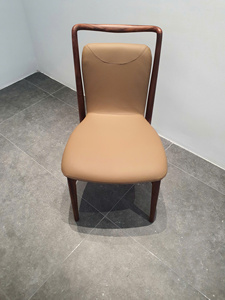 Chaise de salle à manger de luxe en noyer massif du Vietnam avec assise rembourrée en cuir pleine fleur pour cuisine et salle à manger PISANO - Product Image 2