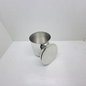 Venta al por Mayor de Frascos de Metal para Velas Aromáticas con Tapas Grabadas Personalizadas, Diseño Moderno y Ecológico - Product Image 3