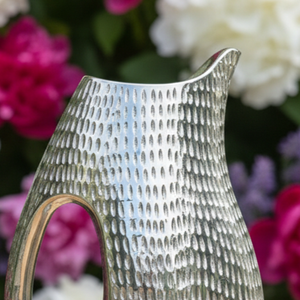 Jarrón de flores de aluminio fundido plateado martillado de lujo, maceta moderna hueca con textura, jarrón tipo jarra para decoración del hogar - Product Image 6