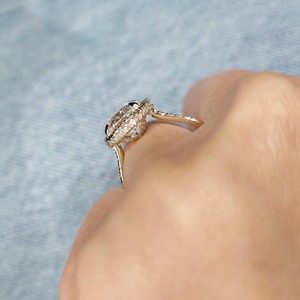 Anillo de compromiso de lujo con diamante ovalado de 3 quilates para mujer, oro blanco de 14 quilates, estilo clásico, diamante natural certificado por GIA, engaste halo. - Product Image 2