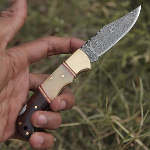 Couteau pliant en acier damas forgé à la main sur mesure avec manche en bois de rose et os - Product Image 1