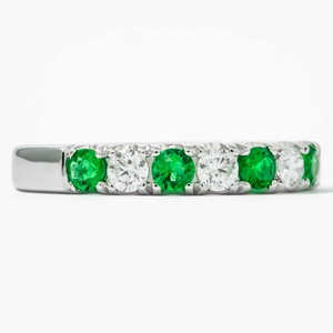 Anillo de media eternidad moderno de oro blanco de 14 quilates con esmeralda de 0.60 quilates y diamante cultivado en laboratorio de corte redondo, elegante anillo de compromiso de oro blanco - Product Image 3