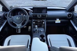 รถยนต์มือสองสภาพดี Lexus IS 500 F Sport Performance Premium ปี 2025 รถเก๋งพร้อมส่ง - Product Image 2