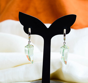 Pendientes Elegantes de Plata de Ley 925 con Amatista Verde Natural Corte Espada, Brillo Radiante - Product Image 1