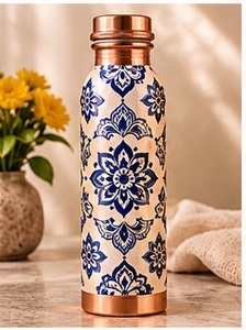 Botella de Agua de Cobre con Patrón de Mandala de Loto Negro y Tapa con Diseño Floral Dorado - Product Image 2