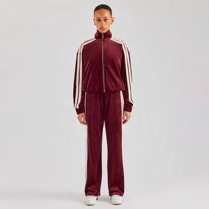 Outfitize International – Ensemble de survêtement côtelé haut de gamme pour femme, 2 pièces, vente en gros, streetwear, conception de logo personnalisé - Product Image 1