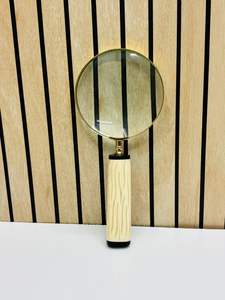 Lupa de Mano de Estilo Vintage de 4'' con Marco de Latón y Mango de Hueso - Product Image 5