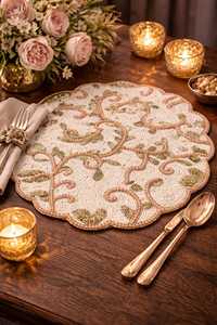 Set de table élégant en ivoire et or, brodé de fleurs perlées faites à la main, écologique et personnalisable, pour une décoration de table de luxe. - Product Image 5
