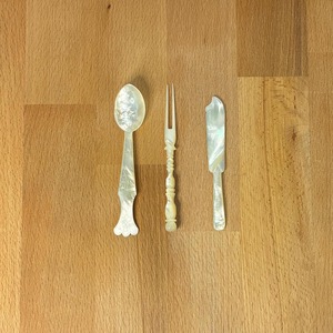Cuillère à servir en nacre naturelle ILAHI, faite à la main, style bohème, blanche, non toxique, en plastique PE, pour fêtes, Uttar Pradesh - Product Image 1