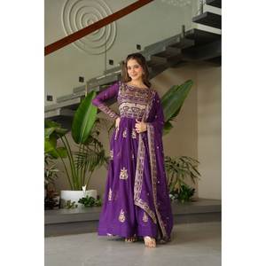 Vestido de Seda Bordado con Lentejuelas Multicolores de Diseñador y Dupatta para Boda, Tipo Salwar Kameez - Product Image 4