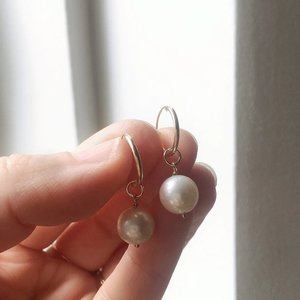 ต่างหูห่วงมุก ทอง 18K ต่างหูห่วงเล็กประณีต ประดับพลอยประจำเดือนมิถุนายน เครื่องประดับหรูหราสำหรับผู้หญิง ของขวัญ - Product Image 2