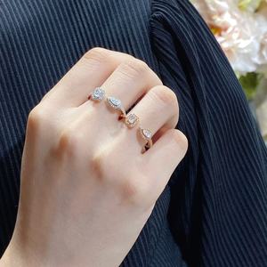 Anillo de oro de 14K estilo Toi et Moi con diamantes, esmeralda y diamantes cultivados en laboratorio en forma de pera, anillo de doble halo abierto, banda de diamantes de puño abierto - Product Image 4