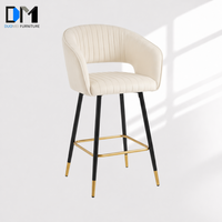 DM Chaise de bar moderne en velours cannelé avec accoudoirs, dossier incurvé ouvert, pieds en métal noir et or, repose-pieds, vente en gros directe usine
