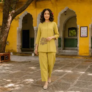 Ensemble Kurta brodé jaune moutarde pour femme, haut à manches longues à col rond, pantalon assorti, motif floral minimaliste, tenue ethnique décontractée - Product Image 1