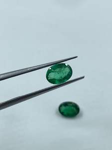พลอยมรกตสีเขียวธรรมชาติ รูปไข่ คุณภาพ A1 น้ำหนัก 1.30 กะรัต ขนาด 5x7 มม. สำหรับทำเครื่องประดับ - Product Image 4