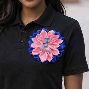 Broche satinée Jack and Jill, motif floral rose et bleu avec logo – Élégante et stylée pour les membres Jack and Jill - Product Image 5