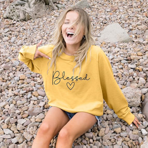 Sudadera Oversize Personalizada para Mujer con Estampado Gráfico de Corazón y Escritura Cursiva Estética 'Blessed', de Felpa de Algodón Grueso y Hombros Caídos - Product Image 5
