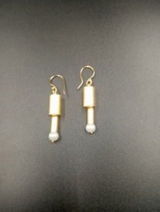 Boucles d'oreilles pendantes plaquées or Amaira Jewels, design boule imitation perle, style classique, bijoux unisexes, boucles d'oreilles à perles, perle naturelle - Product Image 3
