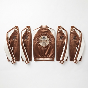 Blouson universitaire en satin marron personnalisé en gros avec manches crème, fermeture éclair et écusson brodé calligraphié – Manteau de baseball - Product Image 3