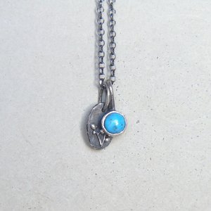 Pendentif délicat en turquoise bleue, breloque botanique printanière, ensemble de bijoux en argent sterling pour fiançailles et anniversaire, fait main - Product Image 5