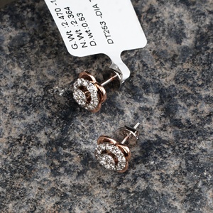 Vente en gros de boucles d'oreilles à visser en or rose massif 14 carats avec diamant naturel de 0,53 carat, motif fleur de rose superposée, bijoux fins, Memoria Jewels - Product Image 5