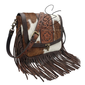 Sac bandoulière vintage en cuir véritable de vachette, style western cowgirl, avec motifs floraux gravés et franges en fourrure - Product Image 3