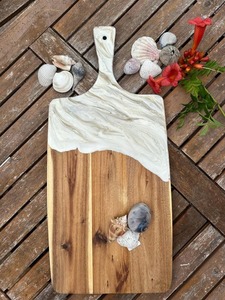 เขียงไม้กระถินเทศและเรซิ่นสีขาวทรงสี่เหลี่ยมพร้อมหูจับ - Product Image 1