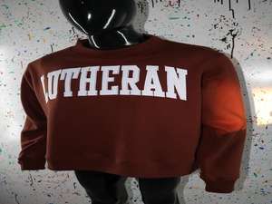 Sudadera LUTHERAN BROWN con cuello alto, 100% BLANCA, con apliques bordados, cuello ancho, CLUSH SPORTS - Product Image 2