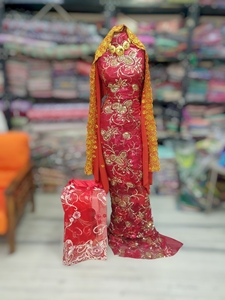 Dirac Fransawi perlé rouge rubis avec broderie florale dorée et châle de mariée somalien de luxe - Product Image 1